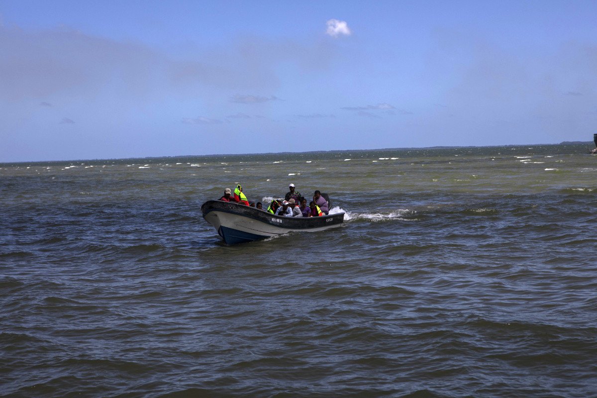 Most Miskito in the region, including divers, travel via motorboat from their scattered villages to reach Puerto Lempira and the only hospital and hyperbaric chamber in the region. (Photo credit: Jacky Muniello)